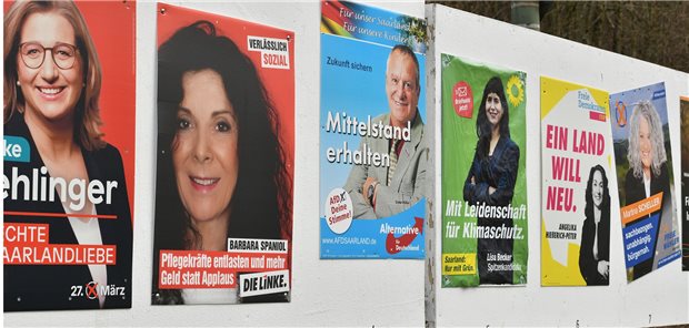 Corona dominiert Gesundheitsthemen im Saar-Wahlkampf Plakate zur Landtagswahl im saarländischen Sulzbach. Aktuelle Umfragen sehen derzeit die SPD mit ihrer Spitzenkandidatin Anke Rehlinger (l.) vorn.