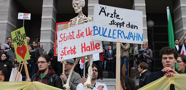 Halle geht auf die Straße Plakativer Unmut: Studenten in Halle demonstrieren für den Erhalt der dortigen Universitätsmedizin.