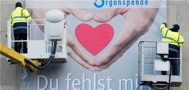 Aufklärung statt Zwang! Plakatkampagnen wie hier im Jahr 2013 am niedersächsischen Sozialministerium in Hannover reichen als Aufklärungsarbeit nicht aus: Damit mehr Bürgerinnen und Bürger ihre Organspendebereitschaft dokumentieren, müsste mehr und besser über die Organspende informiert werden.
