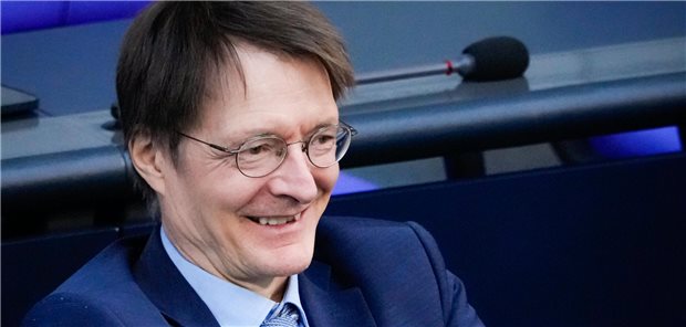 Plant derzeit gemeinsam mit den Ländern einen Umbau der Kliniklandschaft: Bundesgesundheitsminister Karl Lauterbach (SPD).
