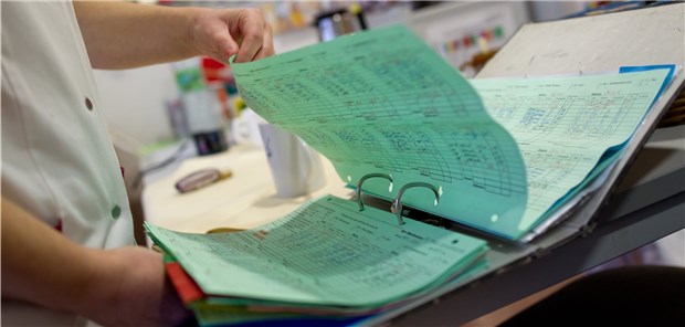 Mehr Assistenzkräfte für Pflegeheime Planung: Ein neues Verfahren soll Heimen einen flexibleren Einsatz von Fach- und Hilfskräften ermöglichen.