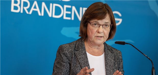 Brandenburg plant zwei Corona-Impfzentren Planungen zu Corona-Impfungen sind in Brandenburg angelaufen: Gesundheitsministerin Ursula Nonnemacher (Grüne).