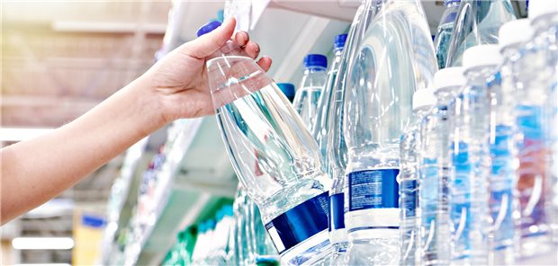 Plastikflaschen im Regal