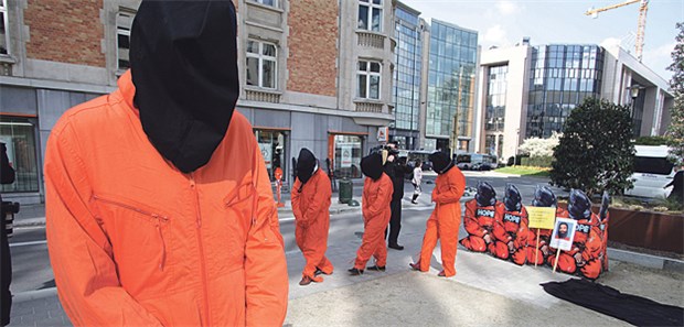 Herausforderung Folter-Opfer Plastiktüten über dem Kopf und Lichtentzug gehören laut Amnesty zu den häufigsten Foltermethoden - die Menschenrechtsorganisation protestiert deswegen regelmäßig dagegen, wie hier in Brüssel gegen den Umgang mit Häftlingen im US-Gefängnis Guantanamo.