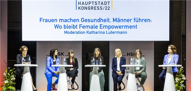 Plenardiskussion beim Hauptstadtkongress 2022: „Frauen machen Gesundheit, Männer führen: Wo bleibt Female Empowerment?“ Es diskutierten (von links:) Dr. Christiane Stehle, Tanja Heiß, Emily Troche, Moderatorin Katharina Lutermann, Dr. Susan Niemeyer, Frederike Gramm, Oberin Doreen Fuhr.)
