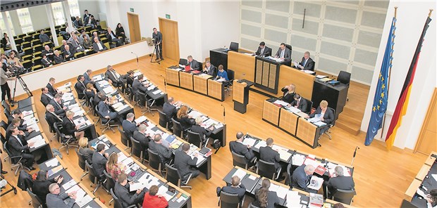 Saarland zieht bei Klinikplanung die Zügel an Plenarsaal des saarländischen Landtags: Per Rechtsverordnung kann das Land bei Krankenhäusern künftig stärker durchregieren.