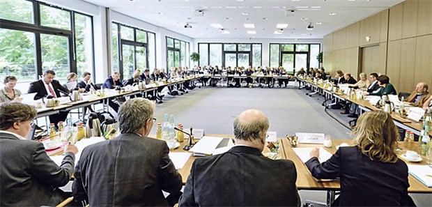 GBA-Machtfülle beschneiden Plenumssitzung des Gemeinsamen Bundesausschusses. Kliniken hadern mit Entscheidungen des Gremiums.