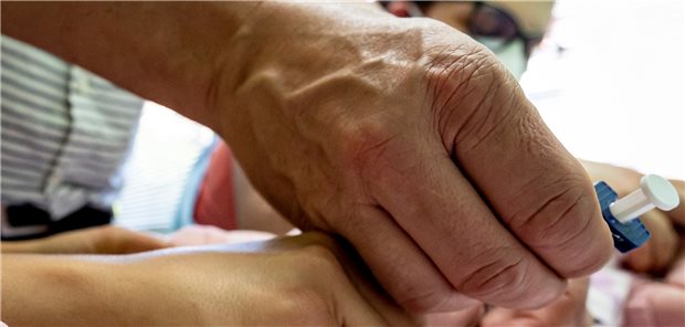Pädiatrische Versorgung im Norden: „Zustände sollten Politikern Schamesröte ins Gesicht treiben“ Pneumokokken-Impfung bei einem Kleinkind: Kinder- und Jugendärzte fordern „zukunftsfähige Strukturen für die Pädiatrie“.