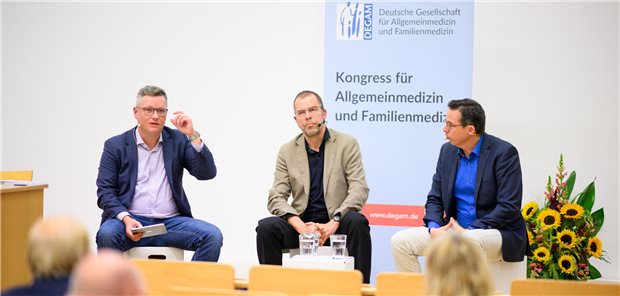 Wie sich EbM mehr Gehör in Politik und Ärzteschaft verschaffen kann Podcast-Aufnahme am 27. September im Audimax in Würzburg: Professor Jürgen Windeler (Mitte) mit DEGAM-Präsident Professor Martin Scherer (re.) und Denis Nößler (li.).