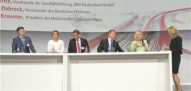 Warum Gröhe lieber von "Individualisierter Medizin" spricht Podium beim Digital-Gipfel 2017 (von rechts): Forschungsministerin Professor Johanna Wanka (CDU), Gesundheitsminister Hermann Gröhe (CDU), Fakultätentag- Präsident Professor Heyo Kroemer, IBM-Chefin Martina Koederitz und Ethikrat-Vorsitzender Professor Peter Dabrock.