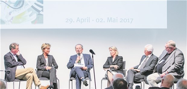 Streit um Ökonomie und Wettbewerb Podiumsdiskussion (v.l.): Professor Herbert Rebscher (ehem. DAK-Chef), Professor Petra-Maria Schumm-Draeger, Dr. Hans-Friedrich Spies (BDI-Präsident), Irmtraut Gürkan (Uniklinik Heidelberg), Professor Hans-Fred Weiser (VLK-Präsident) und Professor Hans Martin Hoffmeister (1. BDI-Vizepräsident).