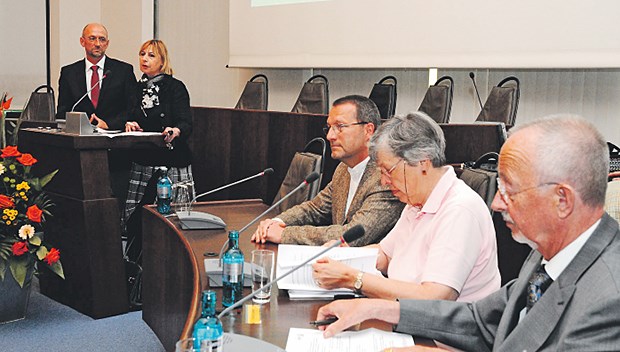 Gute Gesundheitsversorgung ? Widersprüche werden größer Podiumsdiskussion (von rechts): Wolfram Candidus (DGVP), Brigitte Schuler (Ärztinnenbund), Martin Leimbeck (Kammer Hessen), Moderatoren Ingeborg Salm-Boost ("Wiebadener Kurier") und Wolfgang van den Bergh ("Ärzte Zeitung").
