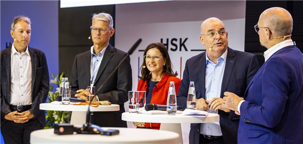 Podiumsdiskussion zur Eröffnung beim Hauptstadtkongress: Professor Jörg Dötsch, Uniklinik Köln, Dr. Gerald Gaß (DKG), Professorin Nicola Buhlinger-Göpfarth (Hausärzteverband), Parlamentarischer Staatsekretär Professor Edgar Franke (SPD) und Moderator Wolfgang van den Bergh (Ärzte Zeitung) (v.l.n.r.).
