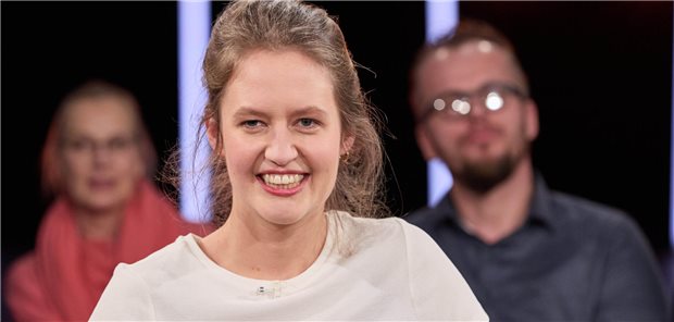 Poetry-Slammerin: Pflegekräfte im TV nur kleine Helferlein Poetry-Slammerin und Krankenpflegerin Leah Weigand äußert sich regelmäßig in TV-Shows zum Zustand der Pflegebranche.