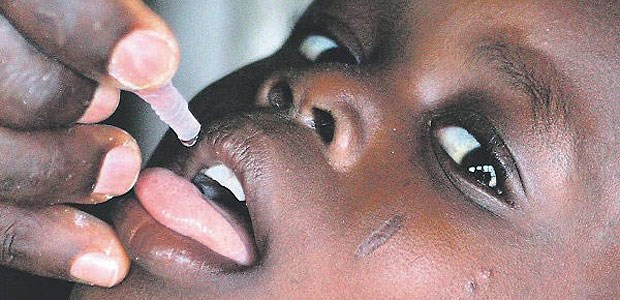 Der schwere Kampf gegen die Kinderlähmung Polio-Imfpung eines Jungen in Nigeria. Am Welt-Polio-Tag wird auch an die Folgen der Erkankung erinnert.