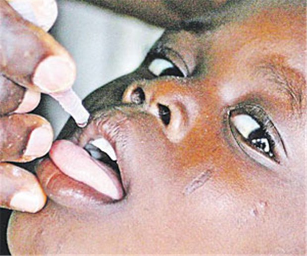 Beharrliche Arbeit gegen Rückschläge Polio-Impfung eines Jungen in Nigeria. Die Hoffnung besteht, dass dieses Land bald von der Liste der Endemieregionen gestrichen wird.