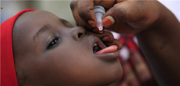 Afrika frei von Polio-Wildvirus Polio-Schluckimpfung: Die WHO will orale Polio-Impfstoffe in allen Nationalen Impfprogrammen durch inaktivierte Polio-Impfstoffe ersetzen, bei denen die Entstehung von Impfstoff-abgeleiteten Polioviren ausgeschlossen ist.