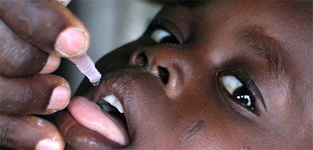 Polio-Mutation durchbricht Impfschutz Polio-Schluckimpfung eines Jungen in Nigeria. Das Land gehört zu den letzten Endemieregionen weltweit.