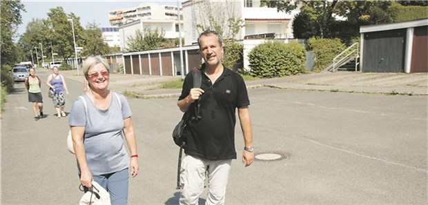 Politik in Bewegung: Michael Hennrich mit der Pharmazeutin Birgitt Stürner. Mit der „Apothekerin meines Vertrauens“ schloss er sich in der Vergangenheit bei Fachfragen kurz. © Florian Staeck
