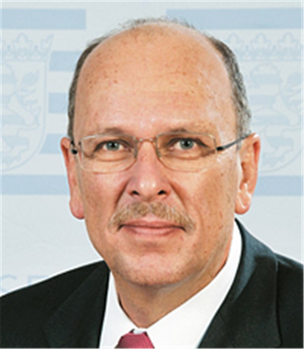Von der Staatskanzlei ins Sozialministerium "Politik ist die Kunst des Möglichen und die Chance, Lebensumstände zu gestalten." Stefan Grüttner (CDU), Hessischer Sozialminister