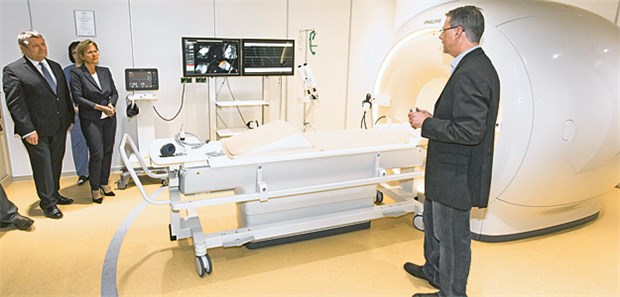 Neues Labor ermöglicht tiefen Blick ins Herz Politische Prominenz bei der Einweihung des neuen Laborkomplexes in Leipzig. Bundesgesundheitsminister Hermann Gröhe und Sachsens Gesundheitsministerin Barbara Klepsch (v.l.n.r.) begutachten die Technik.