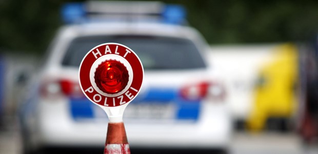 Beim Blechschaden Polizei einschalten Polizei: Nicht immer braucht man sie am Unfallort, ab manchmal ist sie dort ganz nützlich.