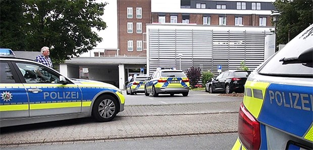 Ehemaliger Patient soll Arzt niedergeschossen haben Polizeiautos stehen vor dem St.-Josefs-Hospital in Dortmund, in dem ein Arzt niedergeschossen wurde.