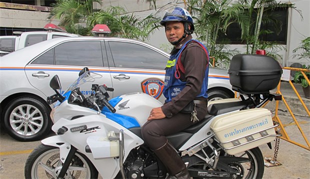 Geburtshelfer im Stau Polizist Mana Jokoksung auf einem Motorrad. Eine spezielle Einheit der Polizei Bangkok hilft, wenn Babys im Stau auf die Welt kommen. Jokoksung war bei mehr als 50 Geburten dabei.