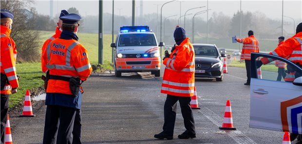 Corona: Europa und seine Grenze Polizisten halten während einer Kontrolle am Parkplatz Aire de Hondelange an der Autobahn E411 ein Fahrzeug an. Belgien kontrolliert seit dem 01.01. verstärkt Einreisende, um Quarantänepflichten in der Corona-Krise durchzusetzen.