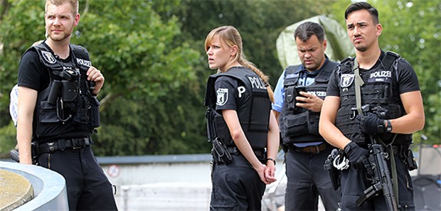 Polizisten sichern das Benjamin-Franklin-Krankenhaus nach den tödlichen Schüssen auf einen Arzt.