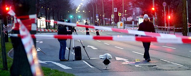 Todesschüsse vor Berliner Klinik Polizisten sichern nach der Schießerei in Berlin-Neukölln die Spuren am Tatort.