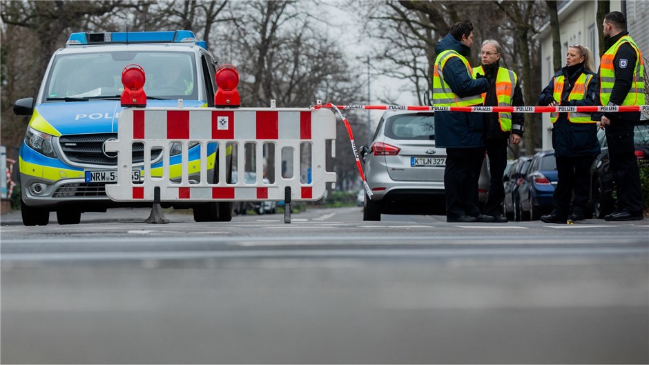 Polizisten stehen an der Absperrung der Kerpener Straße vor dem Gelände der Köln...