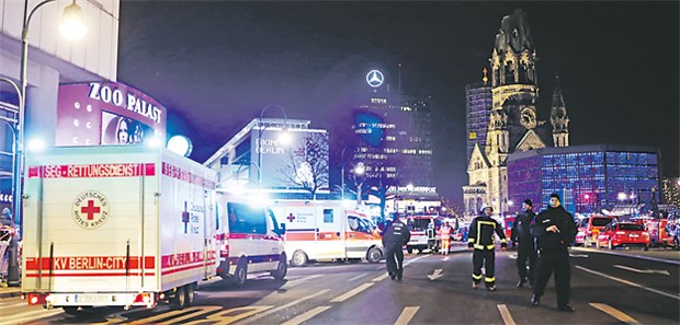 So haben die Notfallpläne funktioniert Polizisten und Rettungskräfte vor der Gedächtniskirche in Berlin.