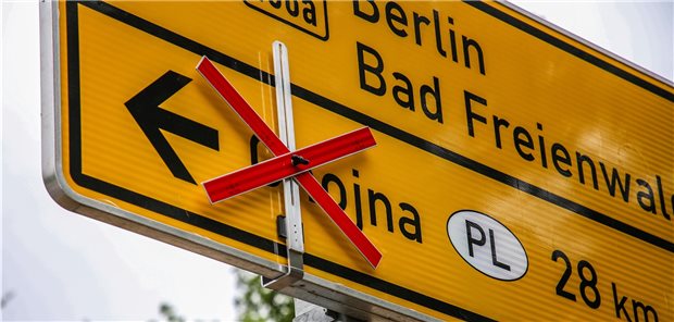 Keine Quarantäne mehr für Ärzte und Pfleger in Polen Polnisch-deutscher Grenzübergang Hohenwutzen. Wegen SARS-CoV-2 gibt es einen eingeschränkten Grenzverkehr, jedoch dürfen polnische Ärzte und polnisches Pflegepersonal jetzt wieder ohne Quarantäne nach Hause.