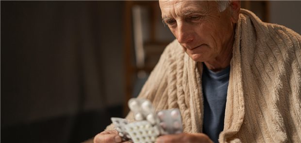 Polypharmazie und Komorbiditäten können bei Älteren lebensbedrohliche schwere kutane Arzneimittelreaktionen -, etwa aufgrund von Antibiotika - weiter steigern. (Symbolbild mit Fotomodell)