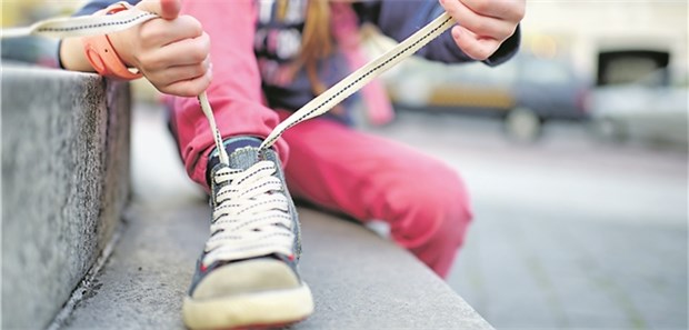 Oft ist der Turnschuh schuld! Populärer Turnschuh: Feuchtigkeit, Wärme und ein Mix aus diversen Chemikalien begünstigen Kontaktekzeme bei Kindern.