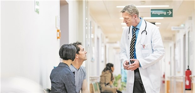 Portalpraxen: Gespräch im Wartebereich.