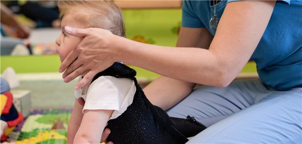 Lange Wartezeiten in Sozialpädiatrische Zentren – es fehlen Behandlungsplätze Portrait of a child with cerebral palsy on physiotherapy in a children therapy center. Boy with disability has therapy by doing exercises with physiotherapists in rehabitation centre.