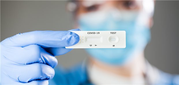 Positiv oder negativ? Ein Arbeitnehmer muss sich auf SARS-CoV-2 testen lassen, wenn es für die Ausübung seiner Tätigkeit notwendig ist, urteilte das Landesarbeitsgericht in Rostock.