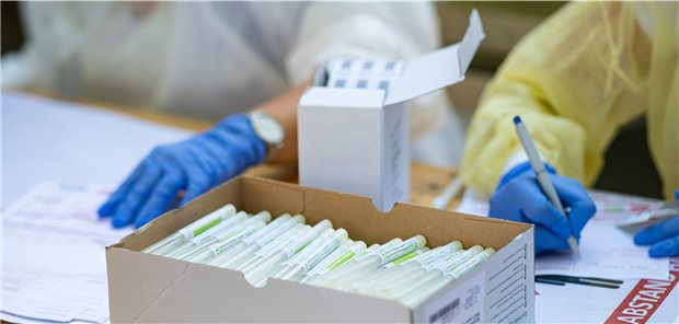 Vogelsbergkreis streitet mit KV über falsch positive Corona-Tests Positiv oder nicht positiv, das ist hier die Frage. Die Antwort ist kompliziert und entzweit Kreisverwaltung und Kassenärztliche Vereinigung.