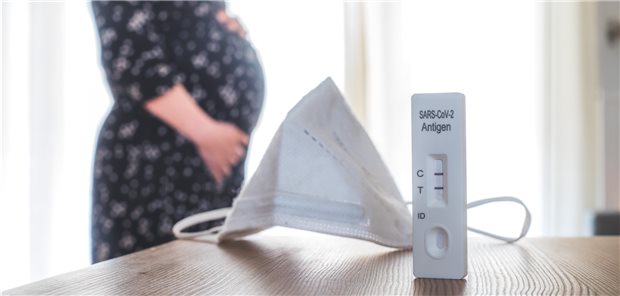 Positiver Corona-Schnelltest in der Schwangerschaft: Wegen der vielen assoziierten Risiken ist jetzt eine enge ärztliche Betreuung der Betroffenen wichtig!