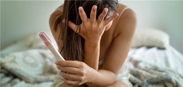 Positiver Schwangerschaftstest: Manche Frauen fürchten sich stark vor diesem Moment. Gedanken an eine Schwangerschaft und/oder Geburt lösen bei ihnen panische Angst aus.