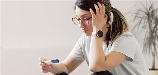 Recht auf Schwangerschaftsabbruch: Sind ungewollte Mütter Sklaven? Positiver Schwangerschaftstest und Skepsis: Frauen in den USA konnten sich lange auf das wegweisende Urteil Roe vs. Wade berufen, das ein Verfassungsrecht auf Abruptiones sah. Der Supreme Court kippte es aber 2022. (Symbolbild mit Fotomodell)