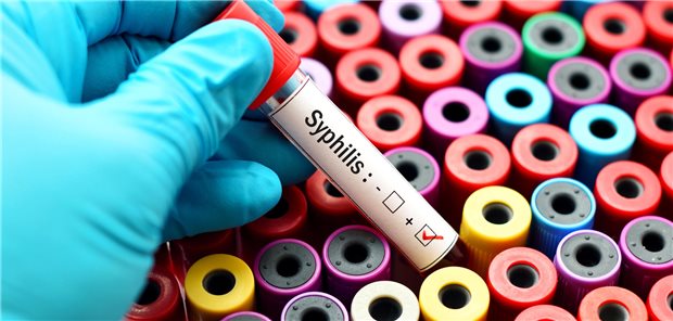 Positiver Syphilis-Test: Werden Schwangere rechtzeitig getestet und bei positivem Test entsprechend behandelt, lässt sich eine Übertragung der Geschlechtskrankheit auf das ungeborene Kind verhindern.