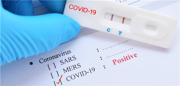 Positiver Test auf COVID-19: Für Risikopatienten könnte es sich neuen Studiendaten zufolge lohnen, früh nach Symptombeginn mit dem Wirkstoff Nirmatrelvir behandelt zu werden.