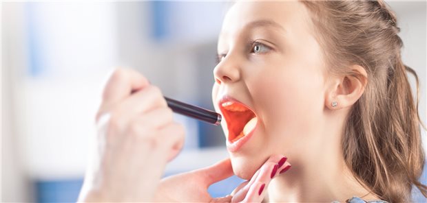 Vor Tonsillektomie Historie beachten Positiver Trend: Vor allem bei Kindern zeigte sich in den vergangenen Jahren ein deutlicher Rückgang bei den Tonsillektomien.