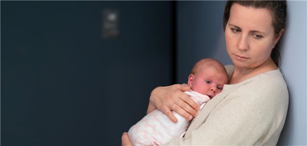 Postpartale Depression – was kann helfen? (Symbolbild mit Fotomodellen)