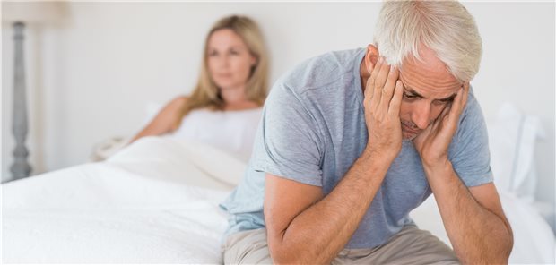 Symbolbild: Ein Mann sitzt betroffen auf der Bettkante.