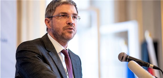 Potsdam ruft Bundeswehr zu Hilfe Potsdams Oberbürgermeister Mike Schubert (SPD) erklärte am Ostermontag, dass die Stadt das als Corona-Hotspot geltende Klinikum Ernst von Bergmann nicht zum Corona-Krankenhaus machen wolle.