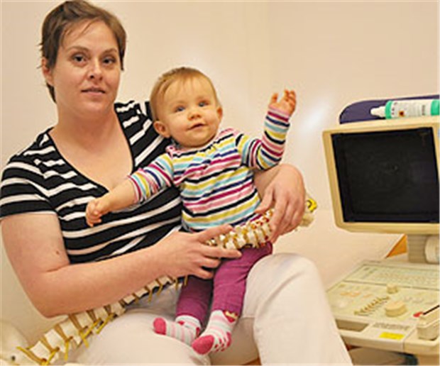 Sprechstunde mit Baby im Gurt Powerfrauen: Orthopädin Kirsten Thöm und Tochter Ida-Marie lassen sich im Praxisalltag nicht aus der Ruhe bringen.